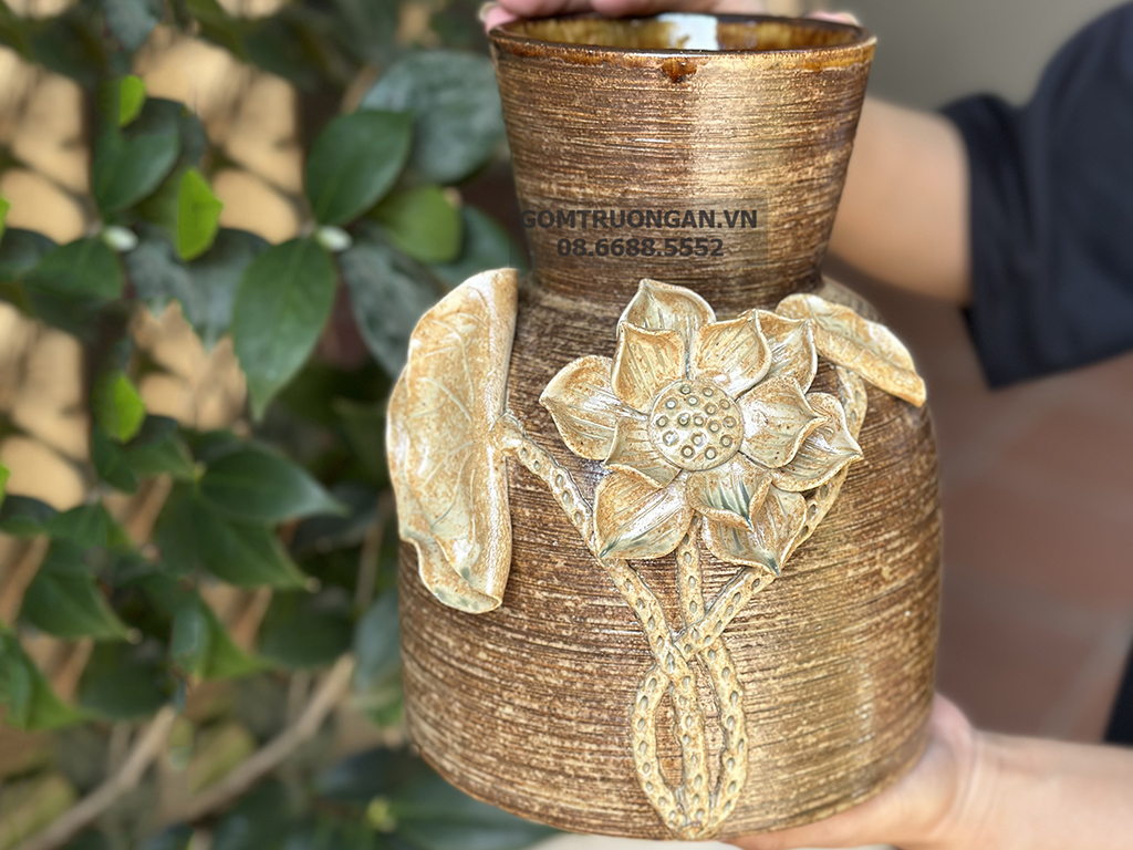 Lọ dáng đầm đắp nổi hoa sen gốm mộc sang trọng, tinh tế 4